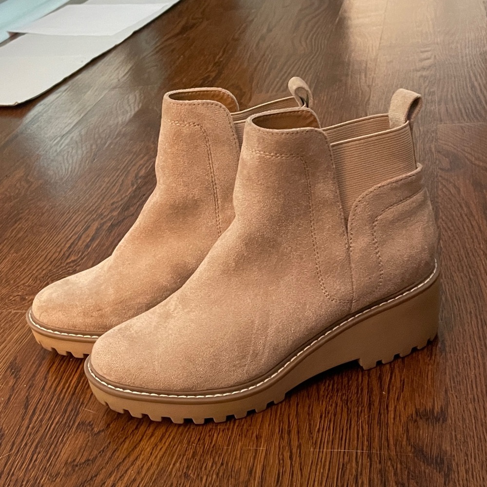 Women's Suede Tan Platform Chelsea Boot - Rango by DV/Dolce Vita size 7